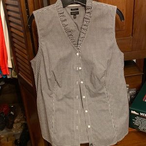 Like New Talbots Black and White Wrinkle Resistant Blouse Ruffle Collar